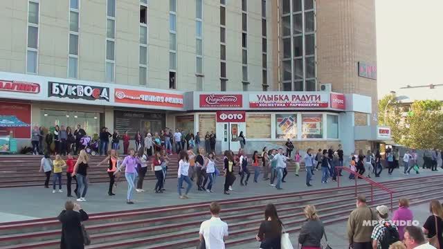 Веселый детский флешмоб ~ детские танцы в центре города смотреть онлайн