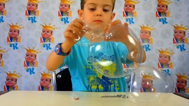 Надуваем большие пузыри из тюбика! Динозавр из пузырей. Не лопающиеся пузыри! смотреть онлайн