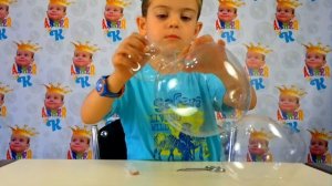 Надуваем большие пузыри из тюбика! Динозавр из пузырей. Не лопающиеся пузыри!