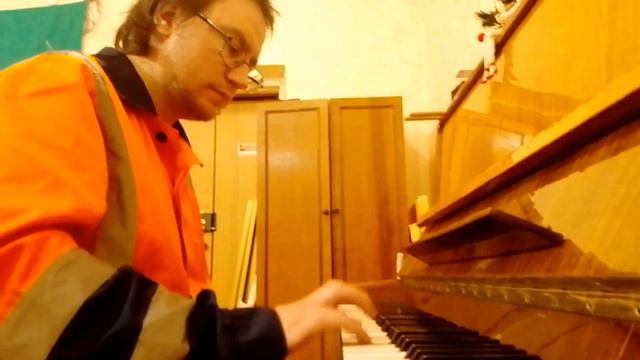 Автор Известен - Инженер-капитан (RRFC OST) одной рукой на пианино, учим. смотреть онлайн