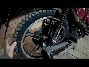 Почему на Альфе 110 разные размеры колес? Давление в шинах мопеда