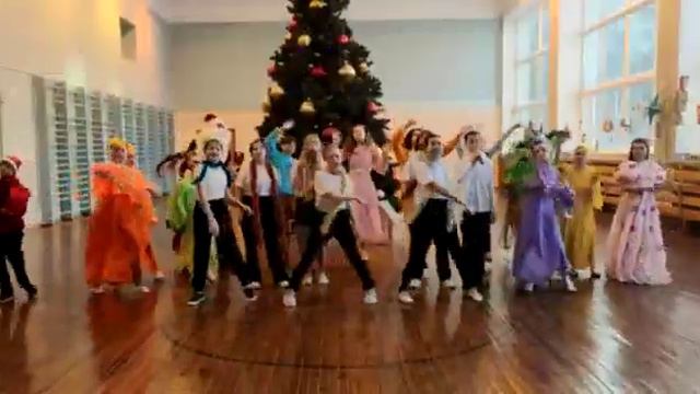 Новогодний клип от учеников 6-7 классов гимназии и наших замечательных артистов театра Улыбка. смотреть онлайн