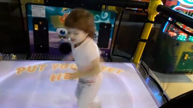 Игровая зона. Дети играют в шарики, стреляют водой, танцуют и ловят конфеты.