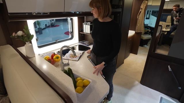 CMT Stuttgart 2024 WOHNMOBIL RUNDSITZGRUPPE im vollintegrierten Morelo Palace 88DL 2024. смотреть онлайн