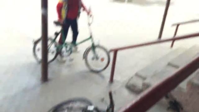 Парень хотел украсть велик но хозяин вовремя заметил смотреть онлайн