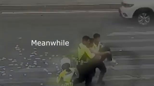 2010 WULING HONGGUANG S got hit hard in an accident in China смотреть онлайн