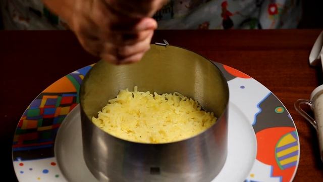 Салат "Мимоза". Традиционный рецепт праздничного салата с тунцом. Очень красиво и бесподобно вкусно смотреть онлайн