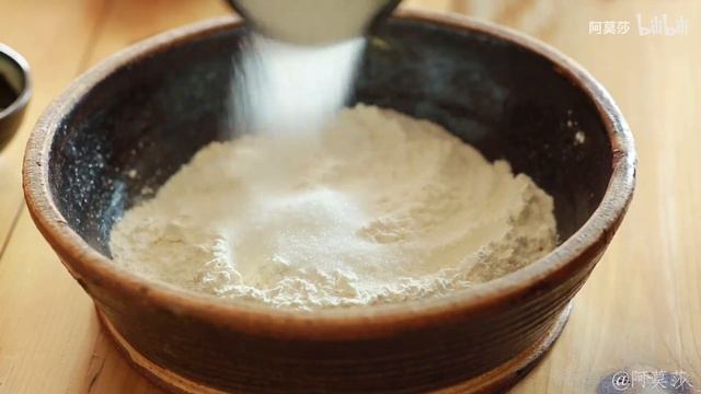 漫山的芍药花开，趁春末采回去做鲜花饼，留住春天的味道。 смотреть онлайн