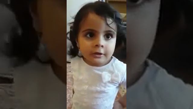 Смешная девочка говорит с мамой смотреть онлайн