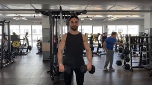 Разведения гантелей в стороны стоя (или махи гантелей)