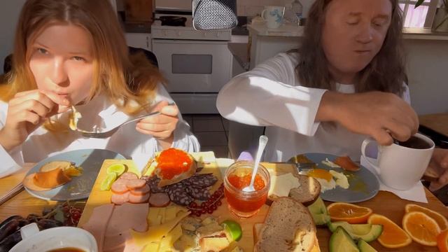 МУКБАНГ.АСМР.ВКУСНЫЙ ЗАВТРАК.КРАСНАЯ ИКРА.ЯИЧНИЦА.КОЛБАСКИ.СЫРЫ.MUKBANG.RED CAVIAR.EGGS.EATING.ASMR смотреть онлайн