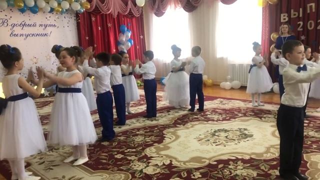 Танец выпускников "Обнимашки" сл. Л.В.Кирилловой, муз. С.В. Каптюхова смотреть онлайн