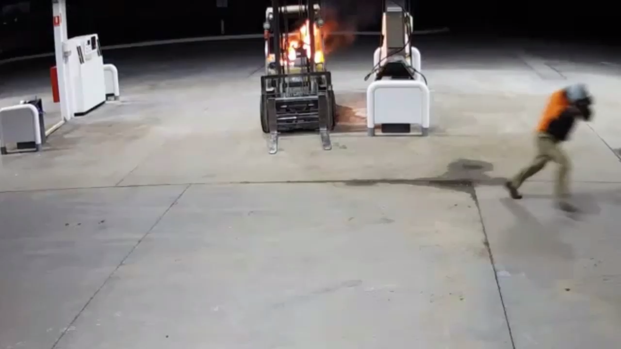 Поджог погрузчик на заправке смотреть онлайн