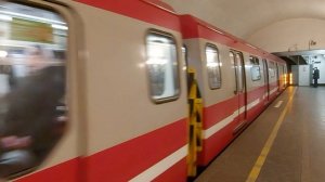 Прибытие метропоезда на станцию Владимирская, Санкт-Петербург