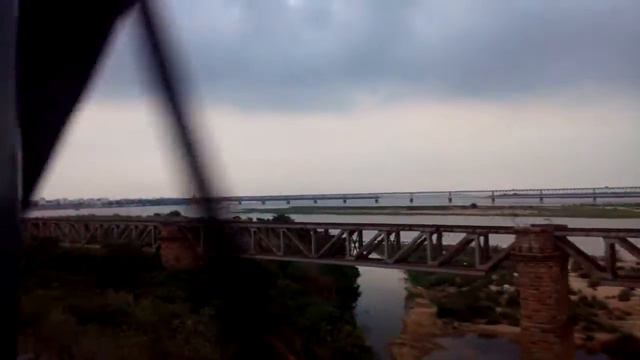 12842 MAS-HWH Coromandel Exp crossing River Godavari. Dated: 23-06-2018 смотреть онлайн