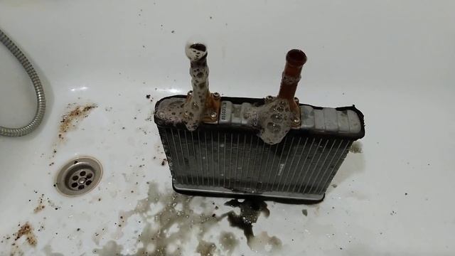 Nissan Sunny . Промывка радиатора печки ! смотреть онлайн