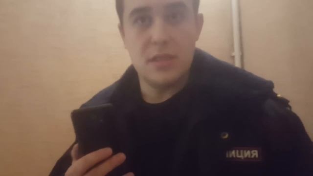 Сотрудник полиции попытался вручить повестку в военкомат, но что-то пошло не так! смотреть онлайн