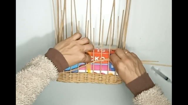 НОВОГОДНИЕ САНКИ ПОД ЁЛКУ. Мастер-класс по плетению. Плетение из бумажной лозы для начинающих смотреть онлайн