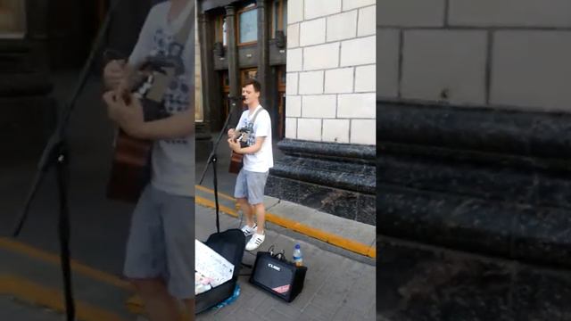 Парень классно пел вчера на Европейской площади в Киеве. смотреть онлайн