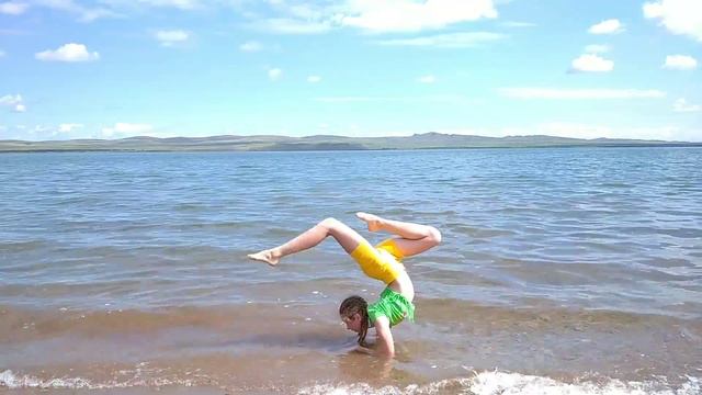 Гимнастический перформанс в воде. Гибкая и пластичная девочка выполняет упражнения. смотреть онлайн