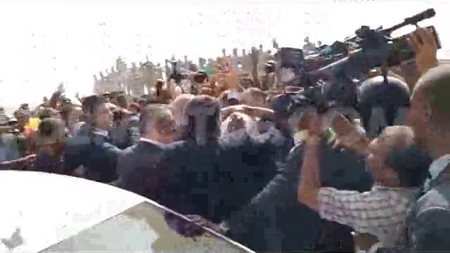 Prime Minister Rami Al Hamdalla hugs an elderly woman смотреть онлайн
