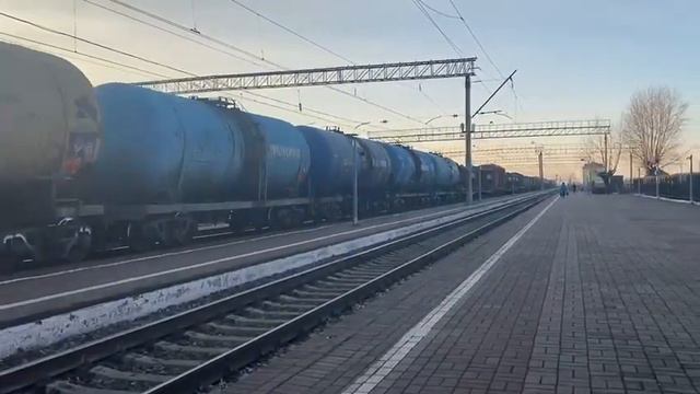 Электровоз 2эс6-530 с грузовым поездом и военной техникой. смотреть онлайн