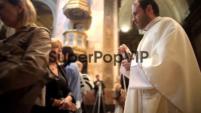 People attend Mass at the Metropolitan Cathedral, the for... смотреть онлайн