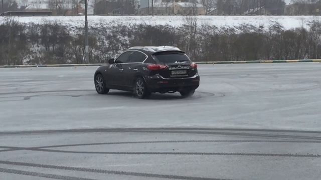 Infiniti ex 35 по льду смотреть онлайн