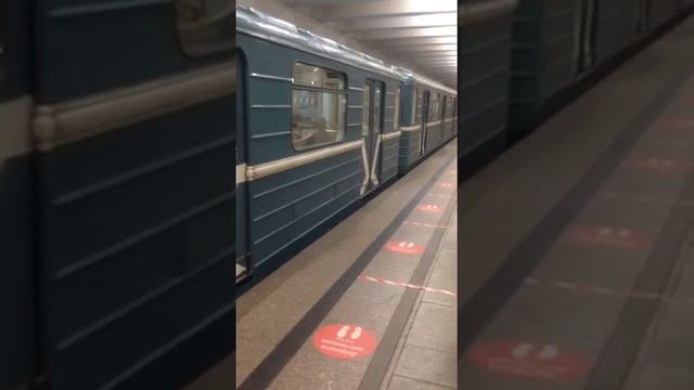 Номерной прибывает на станцию водный стадион смотреть онлайн