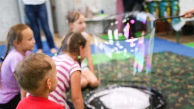 Прекрасный праздник - шоу мыльных пузырей! смотреть онлайн