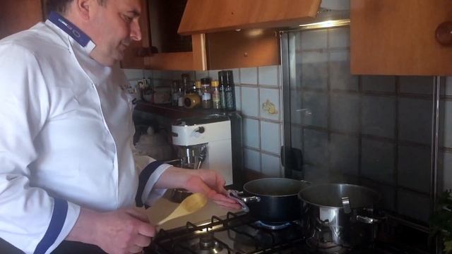 На кухне у Сильвано Лаин, шеф-повара отеля Trieste & Victoria, GB Thermae Hotels, Italy смотреть онлайн