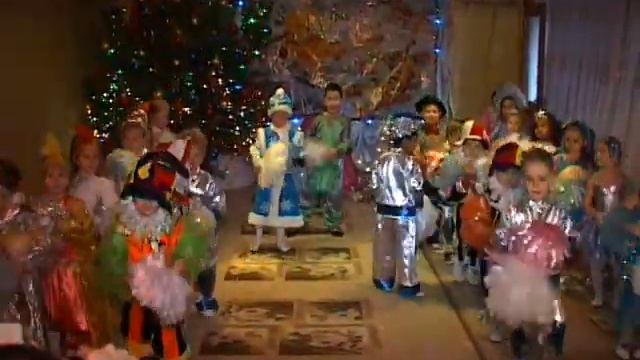 Новогодний утренник. Общий вход-танец. Средняя группа. смотреть онлайн