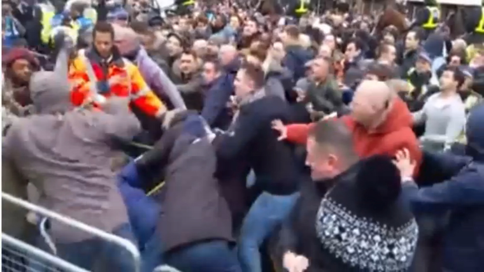 Великобритания. Массовая драка футбольных фанатов (05.03.2016 г.) смотреть онлайн