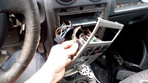 Рено Логан / При включении габаритов включается зажигание. Двигатель не глушится с габаритами.