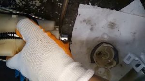 Suzuki SX4 замена фильтра бензина  Часть 2 снятие бензонасоса