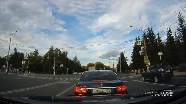 Проезд на красный свет, на глазах у ГИБДД. Чебоксары смотреть онлайн