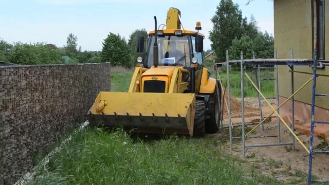 5 этап работы экскаватора-погрузчика ДЭМ 310 проезд в узком месте смотреть онлайн