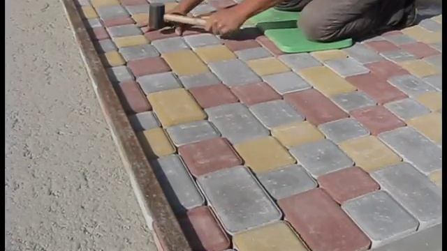 4. Укладка тротуарной плитки на бетонное основание (заключительная часть). смотреть онлайн