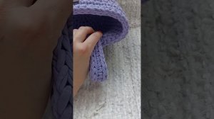 Подвесная корзиночка на детскую кроватку из трикотажной пряжи)