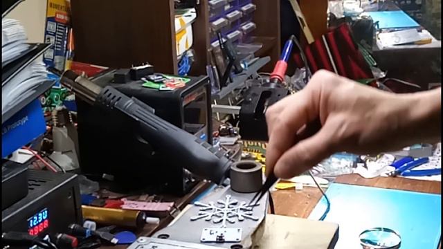 Сборка Рождественского украшения снежинки с помощью трафарета. смотреть онлайн