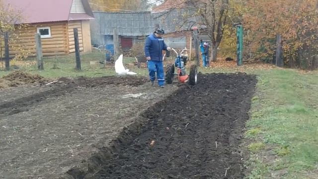 ВСПАШКА ЗЕМЛИ ПЛУГОМ НА МОТОБЛОКЕ НЕВА МБ-2В/ВСПАХИВАЕМ ЗЕМЛЮ НА УЧАСТКЕ