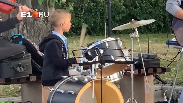 Выступление семейного ансамбля Александра Нечитайло на Плотинке в центре Екатеринбурга смотреть онлайн