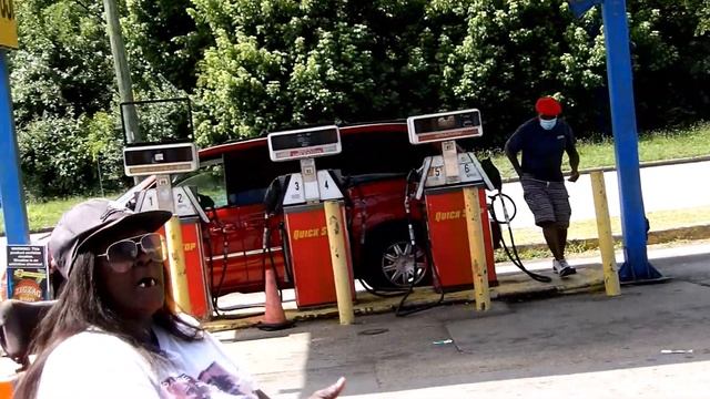 CHUCKY & A PYTHON SNAKE MEETS The "HOOD STARZ" at the QUIK STOP S 1E 23 смотреть онлайн
