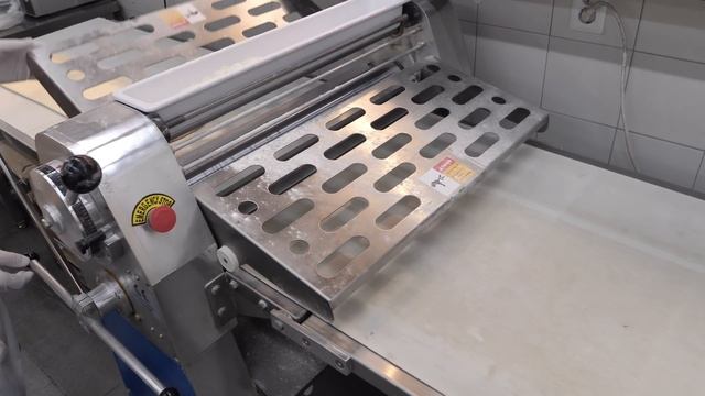 반죽부터 속까지 꽉찬 초콜릿! 딥 초콜릿 크루아상 만들기 Full of chocolate! Making a chocolate croissant - Korean street foo смотреть онлайн