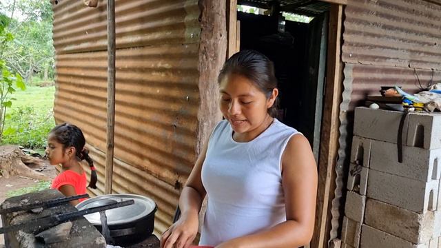 Haciendo Limpieza en Casa de Doña Monica y Cocino Pollo Con Chufle смотреть онлайн