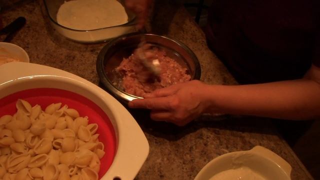 Ракушки с фаршем и соусом бешамель.. смотреть онлайн