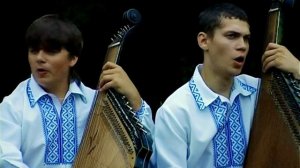 Та туман яром котиться