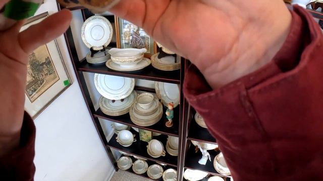 И опять распродажа всего добра из дома. Идем смотреть, что продают :) смотреть онлайн