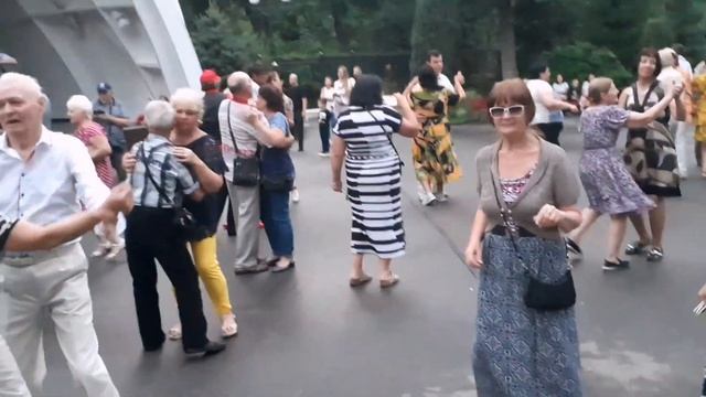 ЗНАЮ, ЖДЁШЬ МЕНЯ ТЫ ГДЕ-ТО! ТАНЦЫ В ПАРКЕ ГОРЬКОГО ХАРЬКОВ смотреть онлайн
