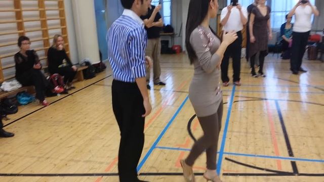 Neri Piliu and Yanina Quiñones - Walking basics, argentine tango lesson (2014 Helsinki, Finland) смотреть онлайн